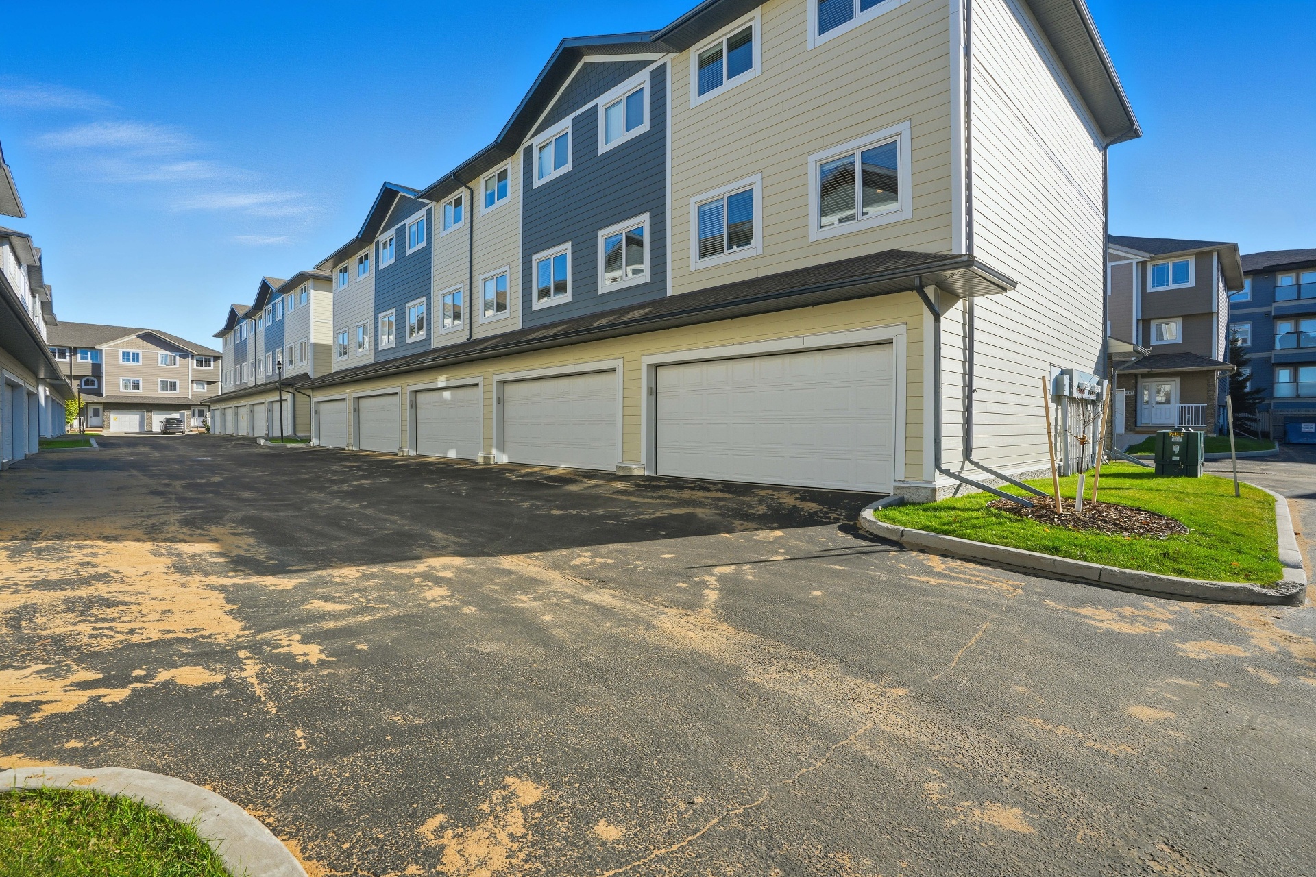 Stonebridge双车库联排出售 · 212 Willis Crescent #301——林与唐地产 - 3